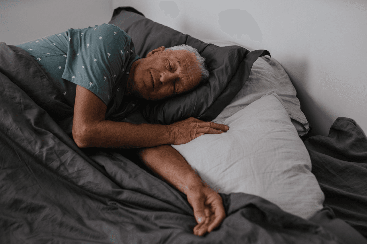 Vakman die slaapt terwijl zijn telefoon wordt aangenomen