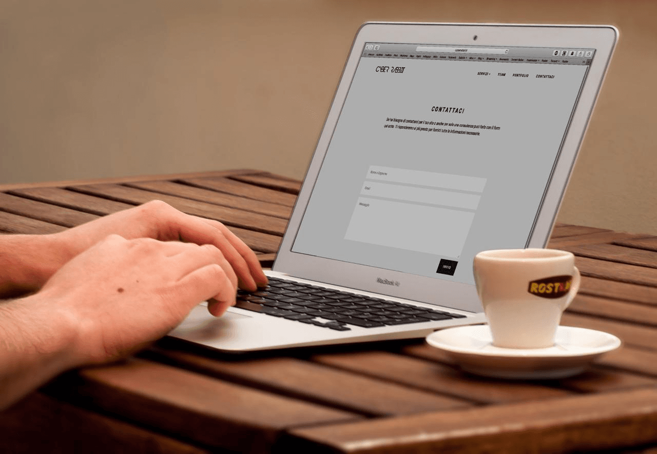 Vakman die zijn eigen website bekijkt op zijn computer